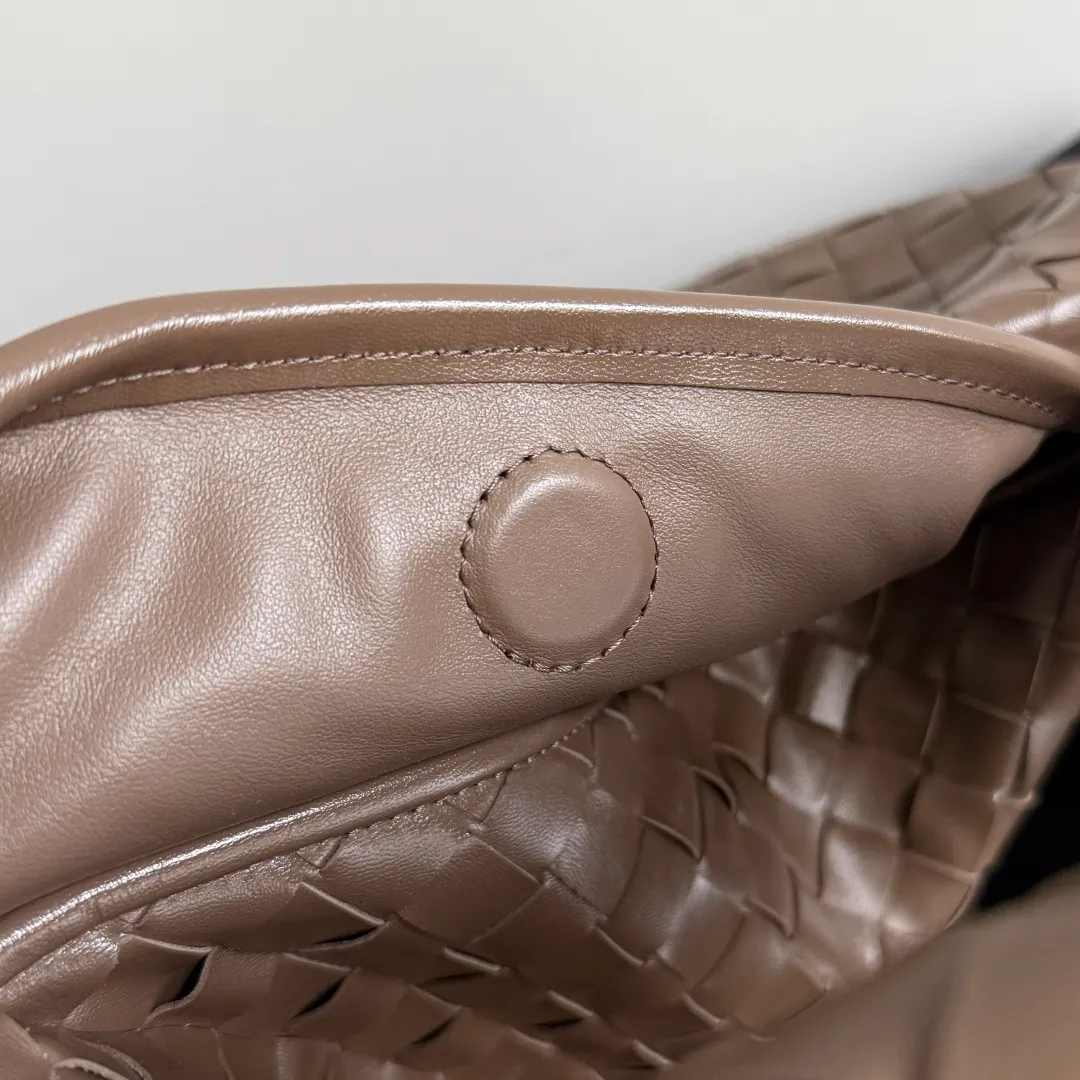 Batch 1960 It seems that this bag from BV has been popular recently ~ The new Hop is really not too beautiful. The whole bag has no seams. The bag body and handles are made of one piece of leather. It reflects the style and essence of Bottega Veneta. It truly represents craftsmanship and creativity. The large size has a very loose and lazy upper body. Big bag lovers will definitely not regret buying it. Style number: 796262 Size: 46*21*10cm